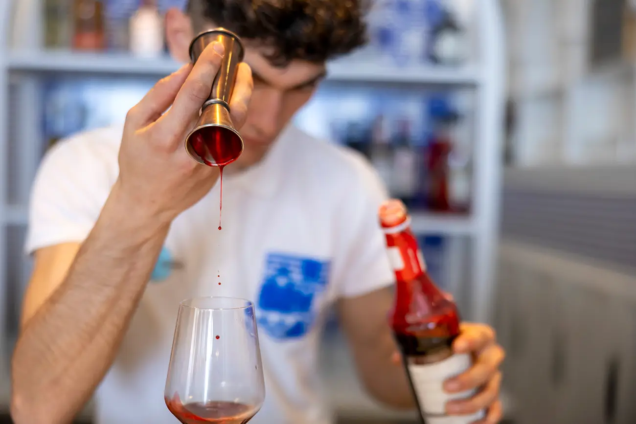 preparazione cocktail al bar di Gala Maris